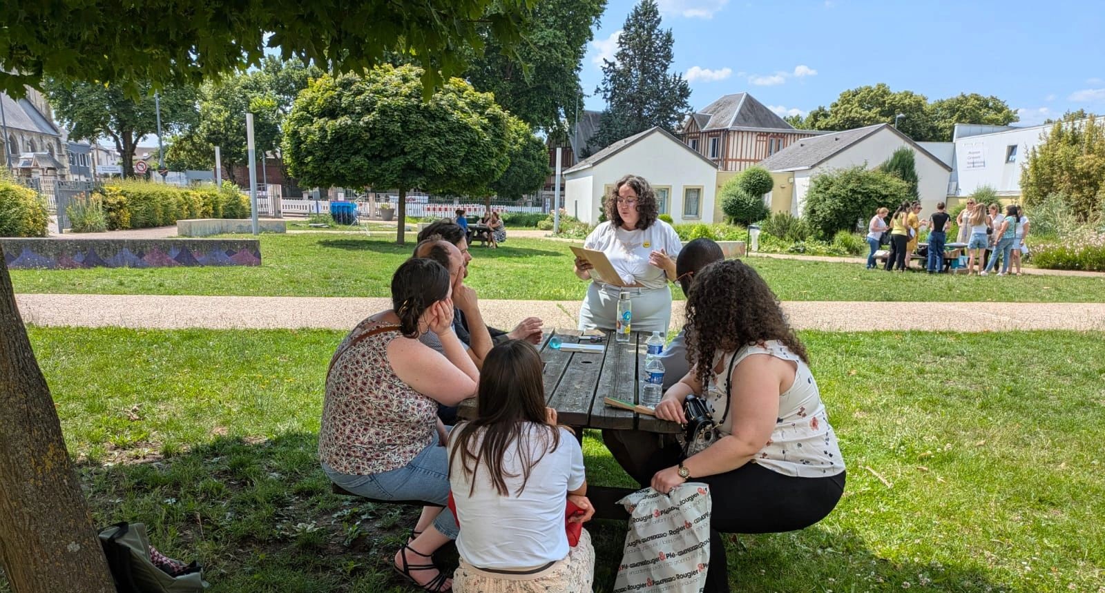 Photo d'un livre vivant avec son public