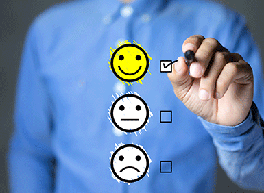 homme qui coche "satisfait" sur un questionnaire 
