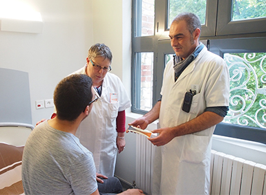 deux soignants discutant avec un patient 