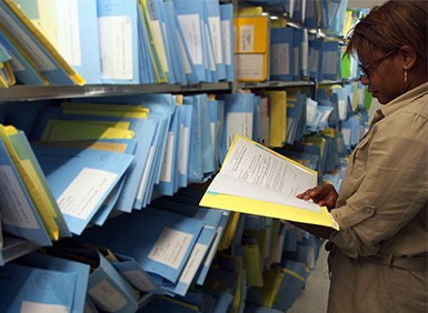 femme regardant un dossier dans les archives 