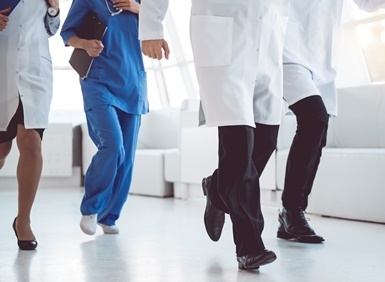 professionnels de santé qui courent 