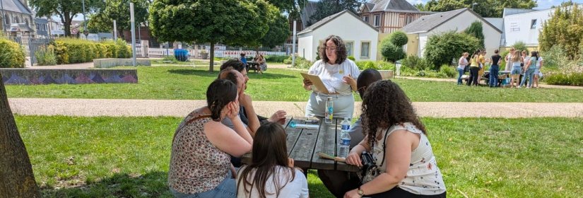 Photo d'un livre vivant avec son public